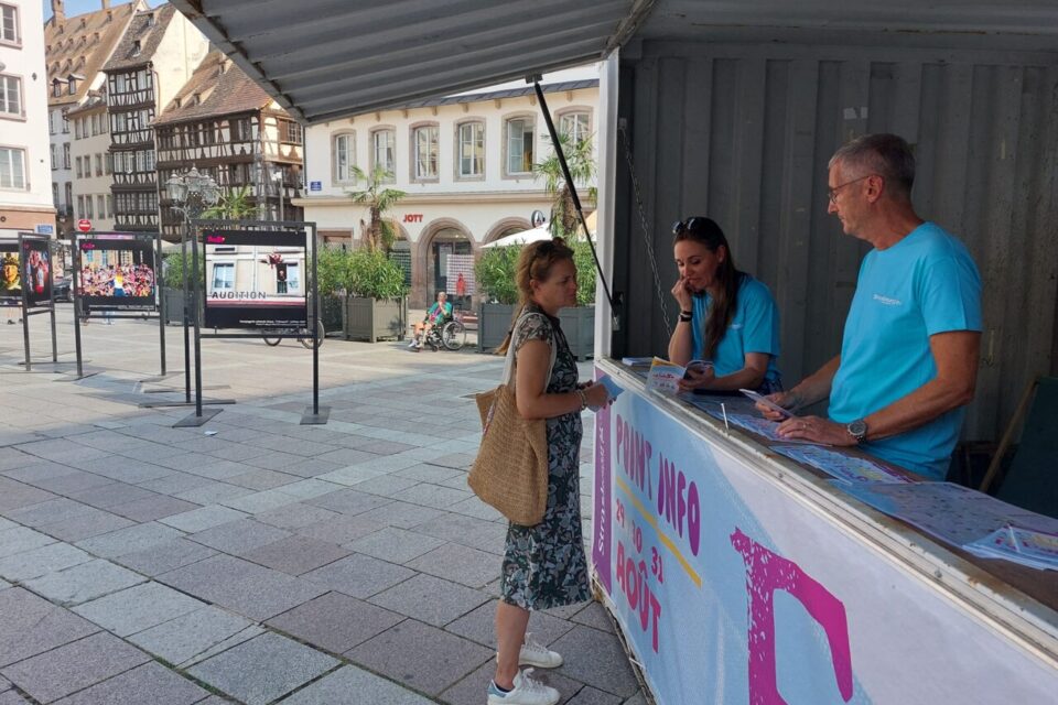 Un point info est installé place Guteberg tout le week-end du FARSe. Les bénévoles sont facilement identifiable avec leur t-shirt bleus.