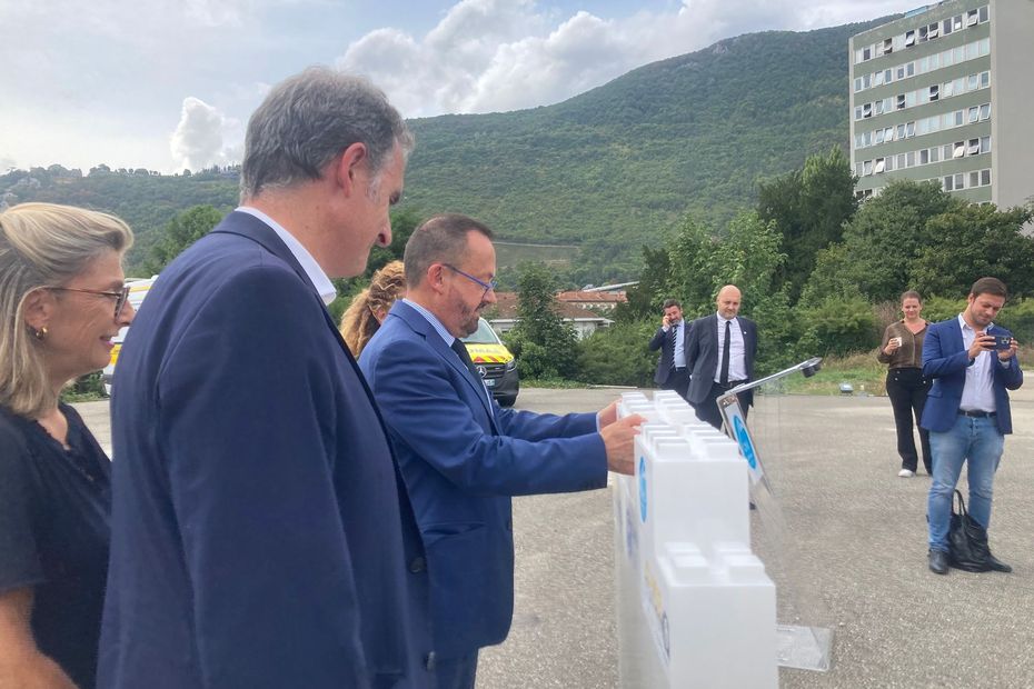 Le ministre de la Santé Yannick Neuder a inauguré le chantier du nouveau bâtiment du Samu du CHU Grenoble Alpes