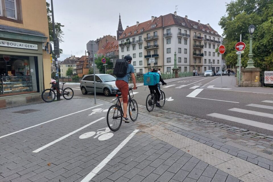 Les automobilistes quai des Pêcheurs doivent désormais marquer un stop et laisser passer les cyclistes qui passent de la Krutenau à la Grande Île