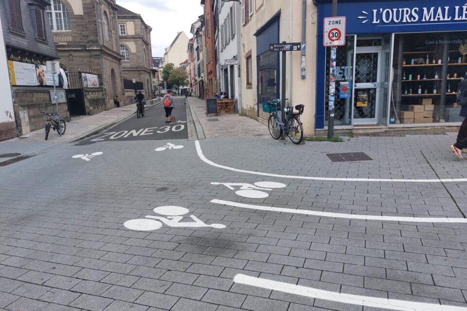 Le marquage de la piste cyclable bidirectionnelle relie la rue Munch et le pont Saint-Guillaume.