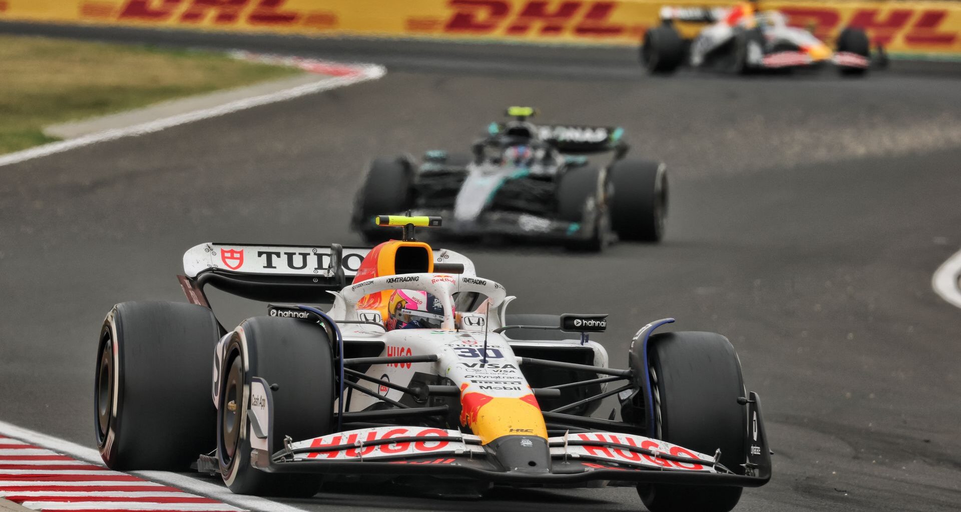 Lawson raconte comment il a 'bloqué' un Verstappen qui 'freine tellement tard'