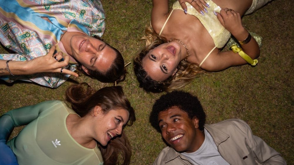 La série révèle quatre jeunes comédiens (de gauche à droite et de haut en bas) : Calixte Broisin-Doutaz (David), Sara Gançarski (Jess), Malou Khebizi (Samia), Abraham Wapler (Léo).