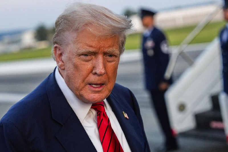 USA : Trump ordonne la mise en berne des drapeaux en hommage aux victimes de la fusillade du Minnesota