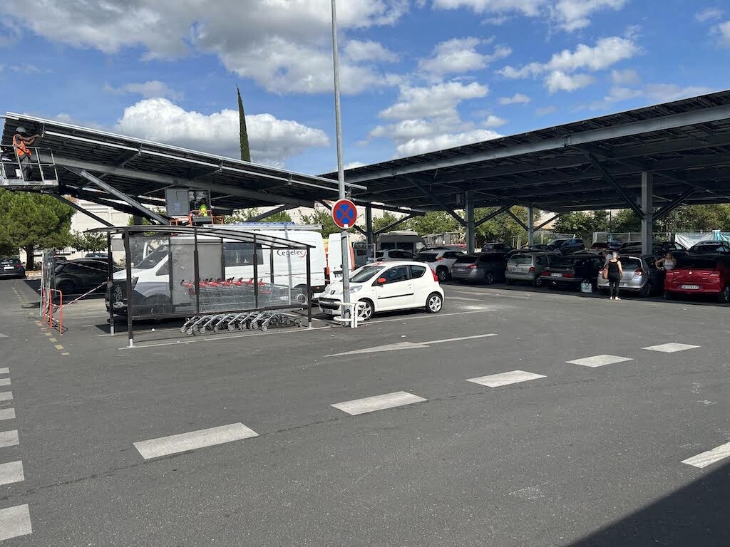 le parking du Carrefour Market de Saint-Lazare équipé d'ombrières photovoltaïques