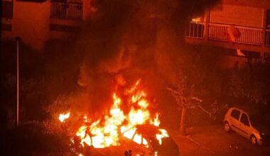 la vidéo de l'incendie qui a détruit deux voitures dans la nuit à Carnon-Plage