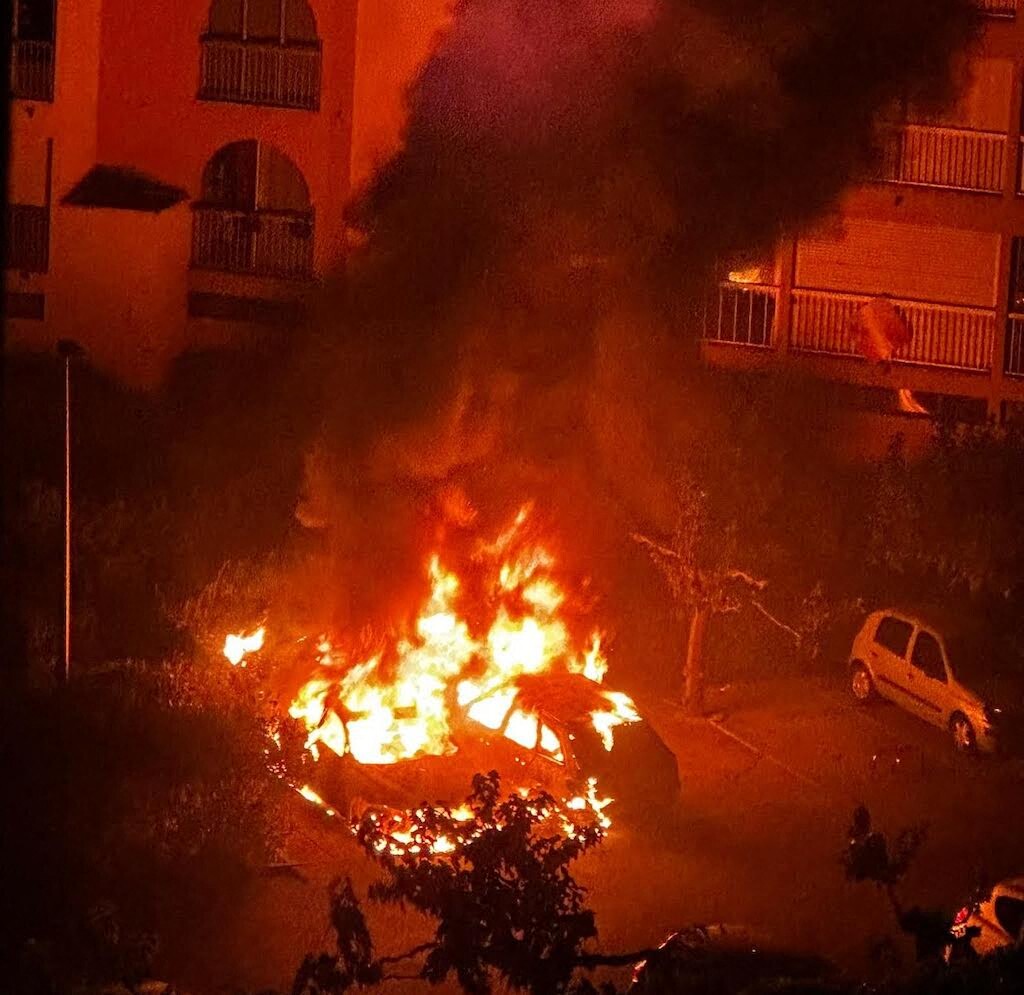 la vidéo de l'incendie qui a détruit deux voitures dans la nuit à Carnon-Plage