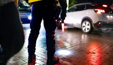 le conducteur d'un scooter percute délibérément un policier municipal