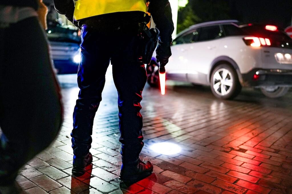 le conducteur d'un scooter percute délibérément un policier municipal