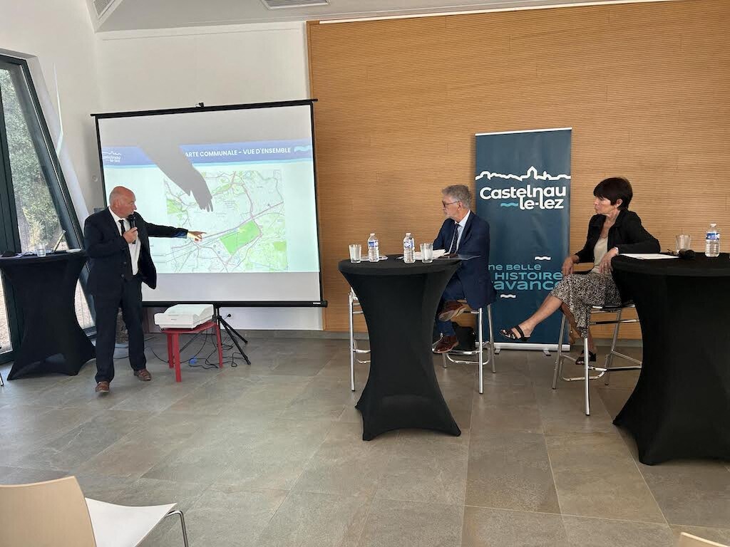 petites éoliennes sur le palais des sports et campus d'excellence