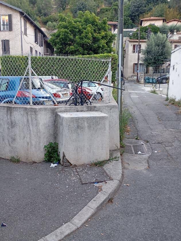 La croix du boulevard de la Madeleine arrachée pendant la nuit, le maire de Nice dénonce un "acte antireligieux"