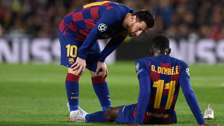 Leo Messi réconforte Ousmane Dembélé après une nouvelle blessure, le 27 novembre 2019, lors de Barcelone-Dortmund en Ligue des champions. (JOSEP LAGO / AFP)