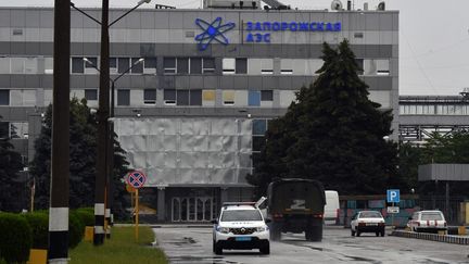 Un véhicule de l'armée russe devant la centrale nucléaire occupée de Zaporijjia  (Ukraine), le 15 juin 2023. (OLGA MALTSEVA / AFP)