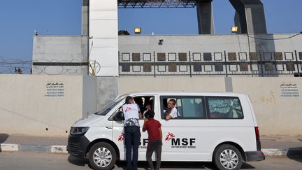 Un véhicule de Médecins sans frontières attend pour entrer dans la bande de Gaza via le passage de Rafah, le 1er novembre 2023. (MOHAMMED ABED / AFP)
