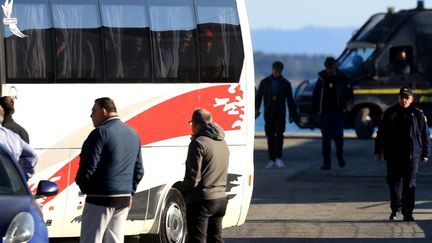 Des exilés auparavant détenus en Italie dans le port de Shengjin (Albanie), le 11 avril 2025. (ADNAN BECI / AFP)