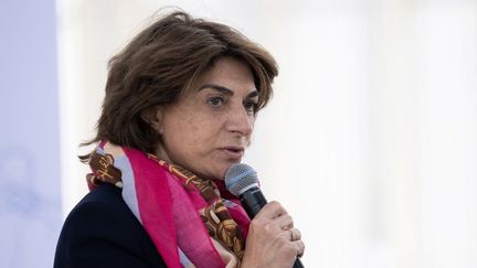 La présidente de la métropole Aix-Marseille-Provence, Martine Vassal, s'exprime depuis le port de Marseille, le 5 mai 2025. (MIGUEL MEDINA / AFP)