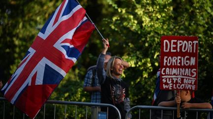 Des manifestants anti-migrants à Epping, le 31 août 2025. (CHRIS J RATCLIFFE / AFP)