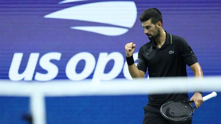 Novak Djokovic en quarts de finale de l'US Open face à Taylor Fritz, le 2 septembre 2025, à New York. (CHARLY TRIBALLEAU / AFP)