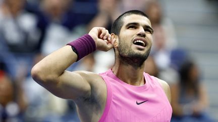 Carlos Alcaraz fête un point gagné contre Jannik Sinner en finale de l'US Open, le 7 septembre 2025, à New York. (KENA BETANCUR / AFP)