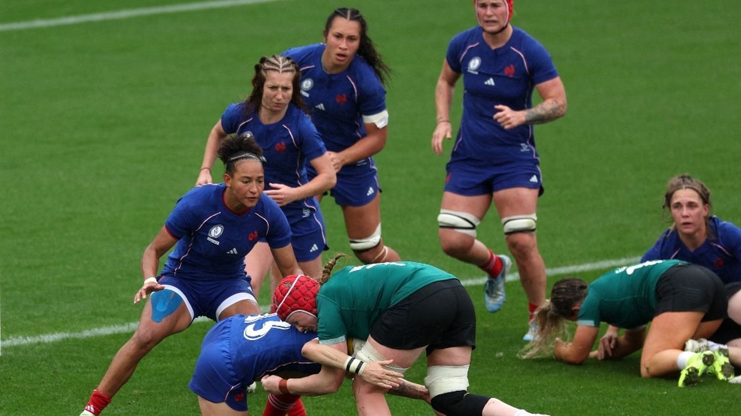les Bleues inscrivent leurs premiers points du match par Morgane Bourgeois... Suivez le quart de finale de la Coupe du monde