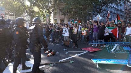 Des manifestants propalestiniens lors de la 21e étape de la Vuelta, le 14 septembre 2025. (PIERRE-PHILIPPE MARCOU / AFP)