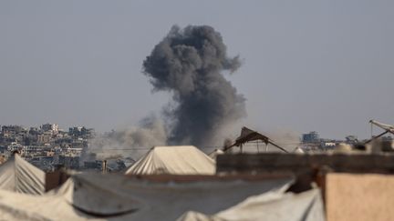 Un panache de fumée est visible après une frappe israélienne à Khan Younès, dans la bande de Gaza, le 29 septembre 2025. (OMAR AL-QATTAA / AFP)