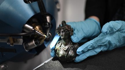Une sculpture antique en bronze est analysée à l’aide de la dernière version de l’Accélérateur Grand Louvre d'analyse élémentaire (Aglaé), le 21 novembre 2017 au musée du Louvre, à Paris. Image d'illustration. (STEPHANE DE SAKUTIN / AFP)