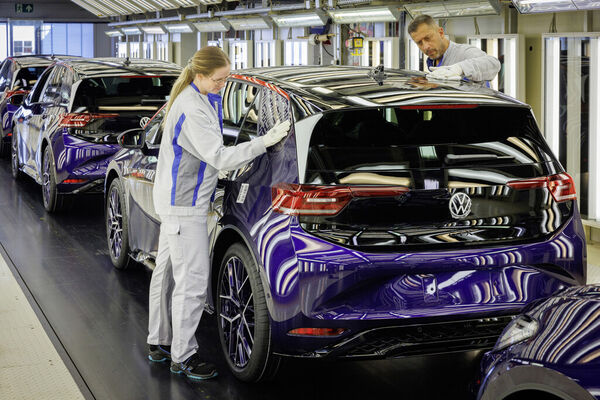 Micro-citadine, véhicule utilitaire, thermique… jusqu’où l’Europe est-elle prête à négocier face à la pression des constructeurs