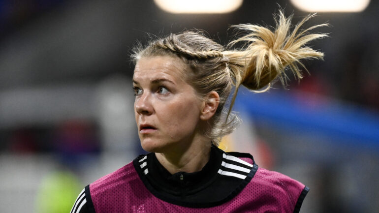 Ada Hegerberg à l'échauffement lors d'OL - Chelsea