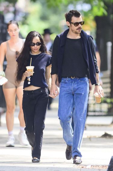 Zoë Kravitz et son nouveau compagnon Harry Styles se baladent main dans la main à New York le 4 septembre 2025.
