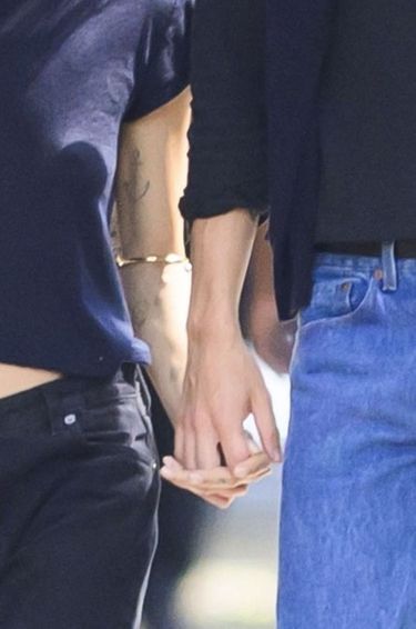 Zoë Kravitz et son nouveau compagnon Harry Styles se baladent main dans la main à New York le 4 septembre 2025.