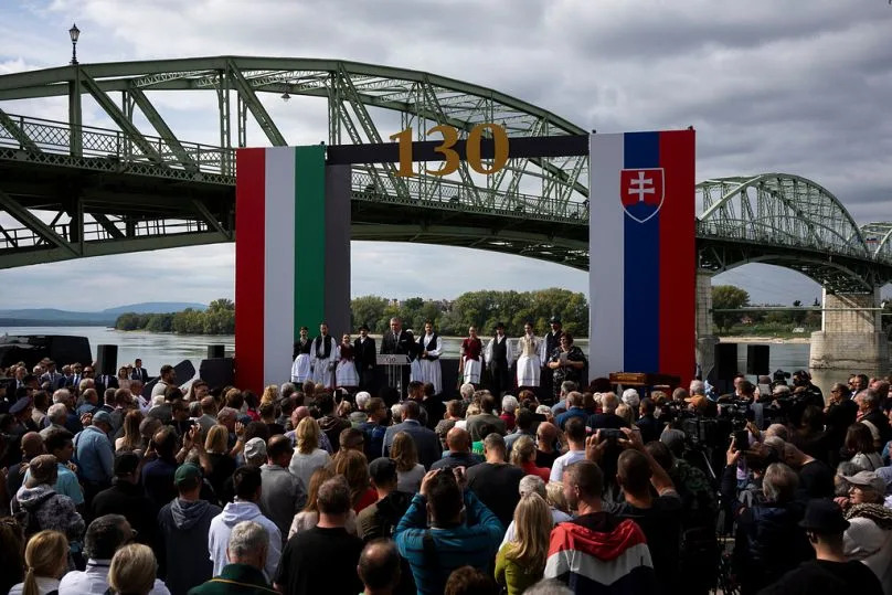 Le Premier ministre slovaque Robert Fico prononce un discours lors du 130e anniversaire du pont Mária Valeria à Esztergom, en Hongrie, le dimanche 28 septembre 2025