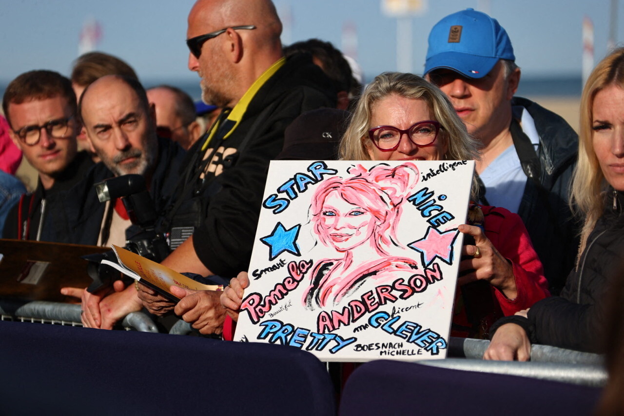 Sur les planches de Deauville, Michelle offre une toile à Pamela Anderson : "Elle est impressionnante"