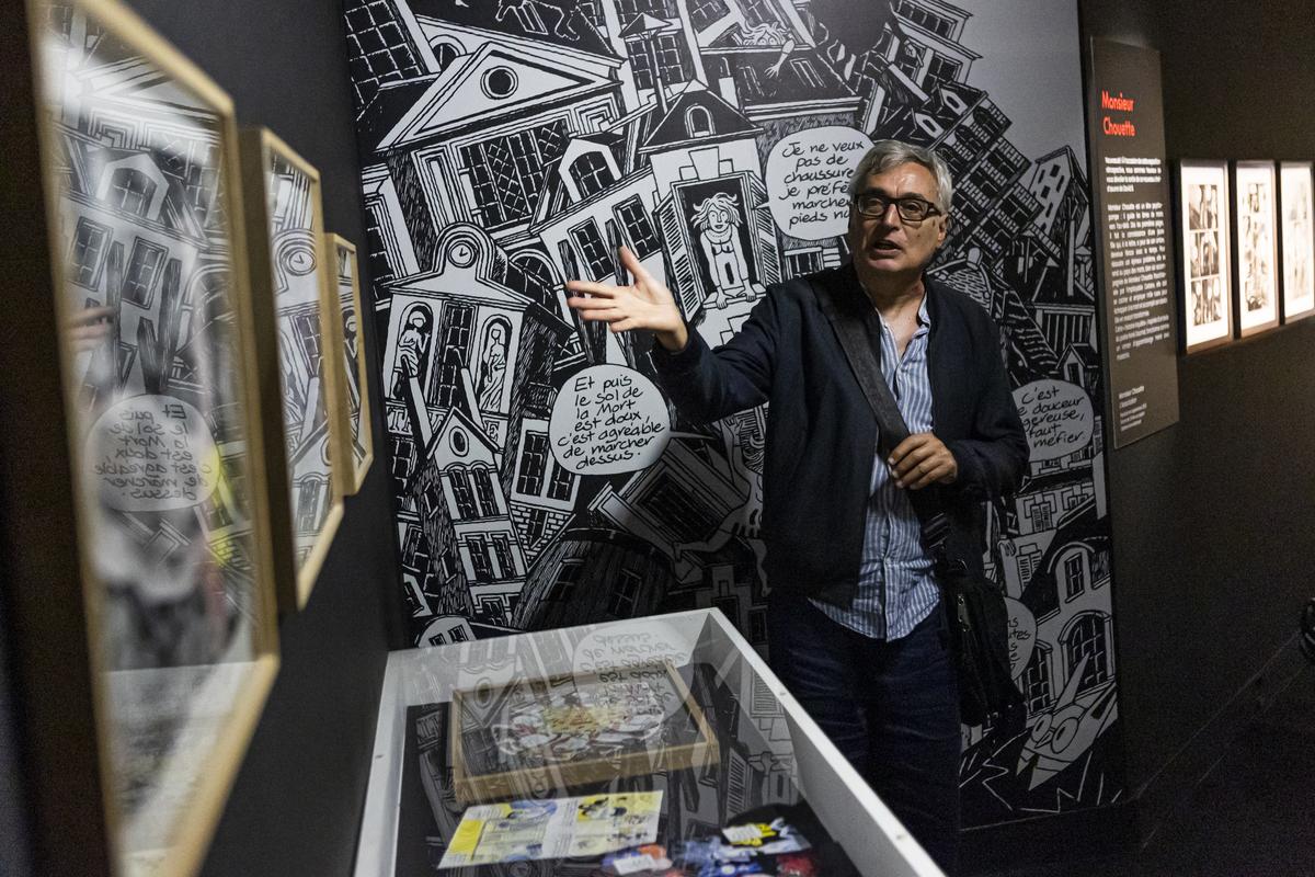 David B redécouvre ses planches originales lors du vernissage de l’exposition, le 10 septembre dernier.