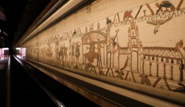 La tapisserie de Bayeux extraite de son musée en Normandie et déplacée dans un lieu de conservation provisoire