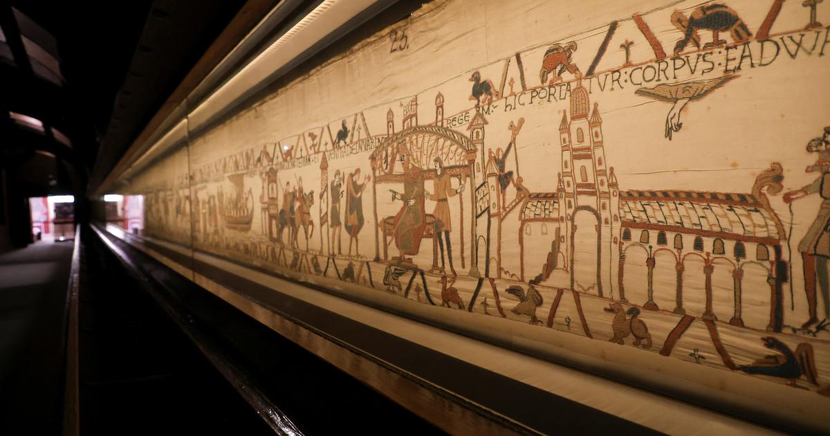 La tapisserie de Bayeux extraite de son musée en Normandie et déplacée dans un lieu de conservation provisoire