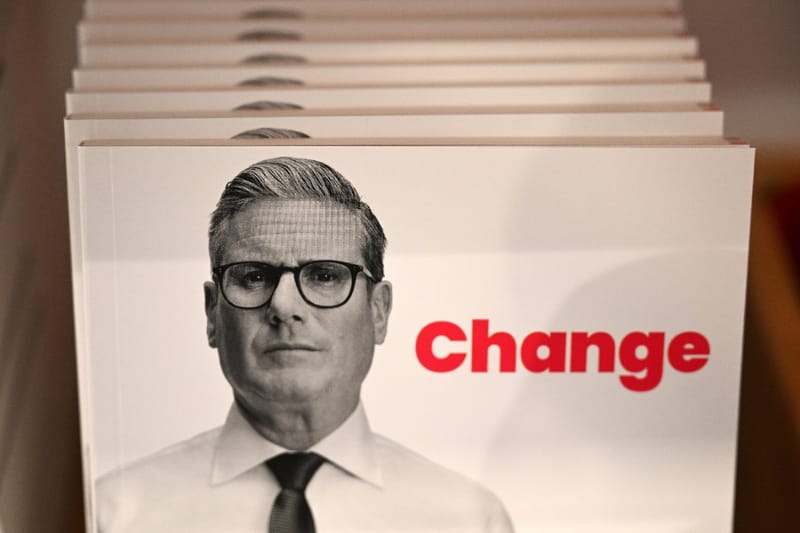 Un portrait du Premier ministre britannique Keir Starmer sur du matériel promotionnel au premier jour de la conférence annuelle du Parti travailliste à Liverpool, dans le nord-ouest de l'Angleterre, le 28 septembre 2025