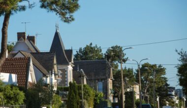 Son voisin trouve que sa piscine est trop contemporaine et ne correspond pas à l'architecture traditionnelle de La Baule