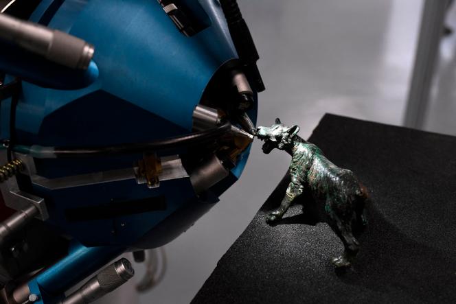 Une sculpture antique en bronze analysée à l’aide de la dernière version de l’accélérateur Grand Louvre d’analyse élémentaire, un appareil d’analyse chimique des œuvres d’art et des pièces archéologiques. Au musée du Louvre, à Paris, le 21 novembre 2017.