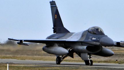 Un avion F-16 en Roumanie, le 13 novembre 2023. (KEIGO SAKAI / YOMIURI / AFP)