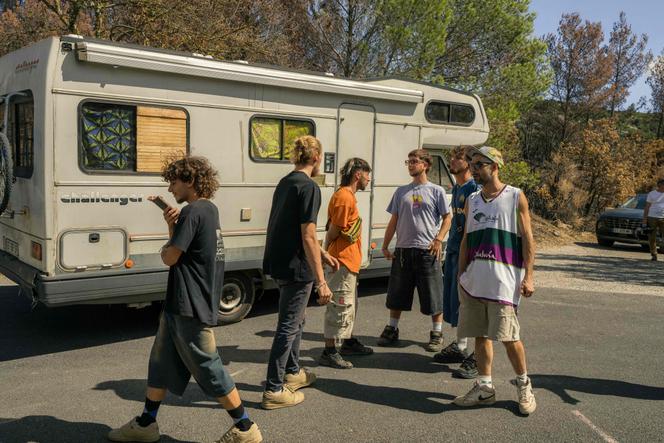 Des personnes devant un van attendent l’accès au site d’une rave-party à Fontjoncouse, dans l’Aude, le 30 juin 2025.