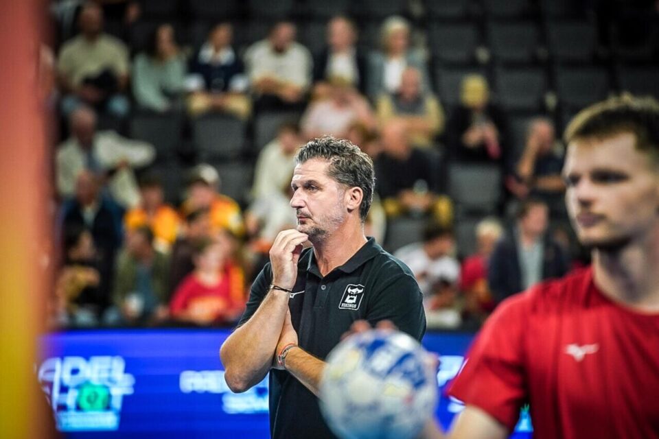 L'entraîneur du Caen HB Sébastien Quintallet observe ses joueurs à l'échauffement avant le coup d'envoi de la rencontre.