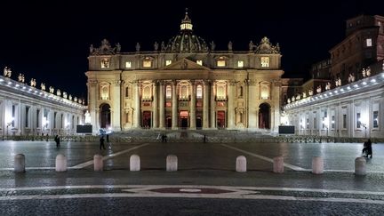 La place Saint-Pierre au Vatican, la nuit, avec la basilique Saint-Pierre en arrière-plan dans l'enclave papale à Rome, en Italie. (MLTZ / ROBERT HARDING RF)