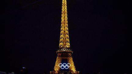 La tour Eiffel parée des anneaux olympiques (photo d'illustration). (ADNAN FARZAT / AFP)