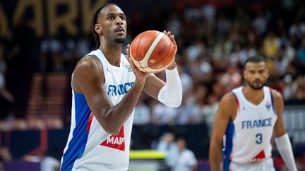 Le joueur tricolore Alexandre Sarr lors de France-Slovénie, le 30 août 2025, lors de l'Euro de basket. (MARCIN GOLBA / AFP)