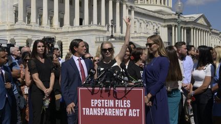 Une victime de Jeffrey Epstein, Anouska de Georgiou, manifeste devant le Congrès à Washington (Etats-Unis), le 3 septembre 2025. (LENIN NOLLY / NURPHOTO / AFP)