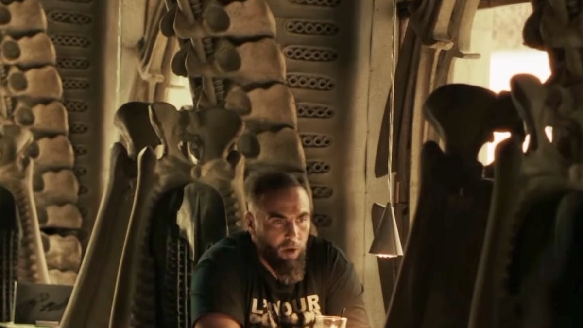 Musique: Médine tourne son clip au HR Giger Bar à Gruyères