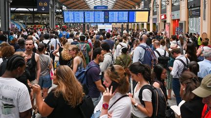 Des voyageurs à la gare Saint-Lazare, à Paris, le 26 juin 2025. (HENRIQUE CAMPOS / HANS LUCAS / AFP)