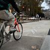 Les pistes cyclables protégées restent les plus appréciées des cyclistes, car elles sont moins dangereuses que les voies partagées. (MATTHIEU DELATY / HANS LUCAS / AFP)