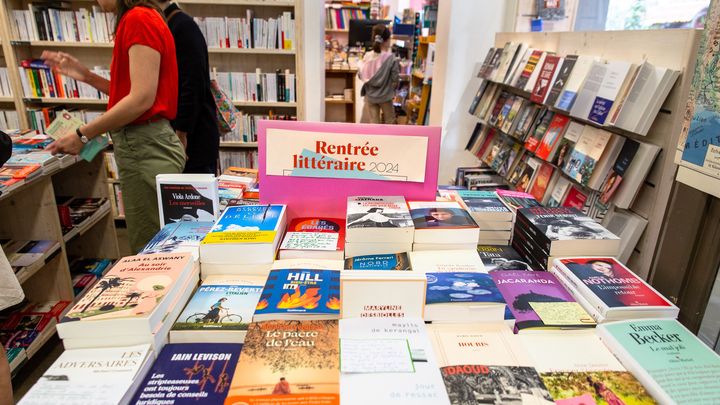 Une table de livres dans une librairie parisienne, le 21 septembre 2024. (VALERIE DUBOIS / HANS LUCAS)