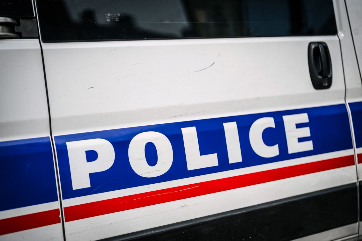 un lycéen de 16 ans poignardé à mort dans la rue, l'agresseur toujours recherché